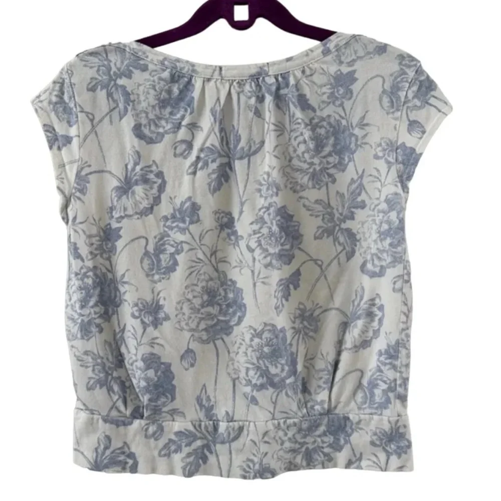 GapKids Cream Top with Light Blue Floral Print with Cap Sleeves size S (6-7)
